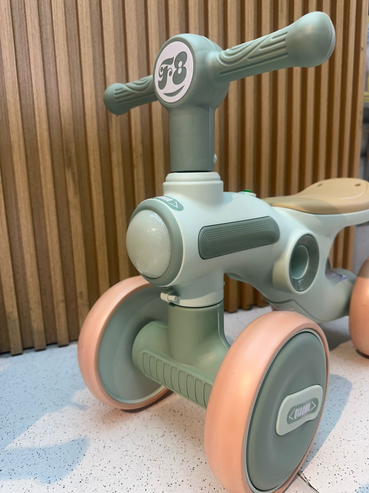 Triciclo andador rotación 135°