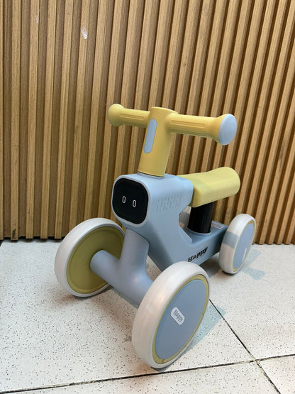 TRICICLO 4 RUEDAS CON OJOS