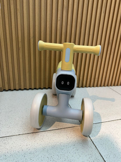 TRICICLO 4 RUEDAS CON OJOS