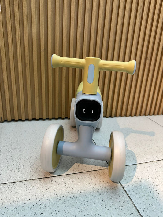 TRICICLO 4 RUEDAS CON OJOS